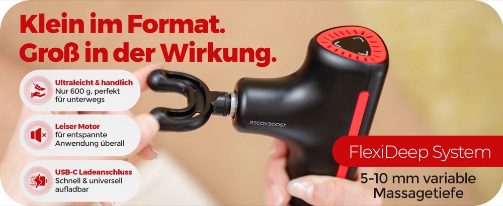 Die RecovBoost MINI mit aufgesetztem Gabelkopf in einer Hand. Bildtext: „Klein im Format. Groß in der Wirkung.“ Merkmale: ultraleicht und handlich mit nur 600 g, leiser Motor für entspannte Anwendung überall, USB-C Ladeanschluss zum schnellen und universellen Aufladen. Kennzeichnung: FlexiDeep System, 5–10 mm variable Massagetiefe.